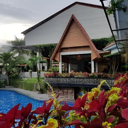 Bukit Daun Hotel And Resort Кедири Екстериор снимка