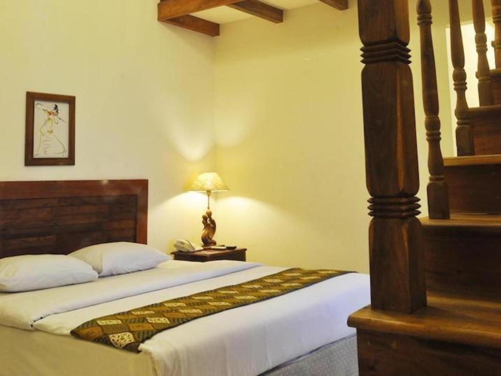 Bukit Daun Hotel And Resort Кедири Екстериор снимка