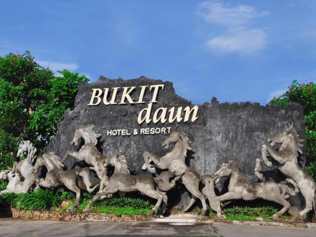 Bukit Daun Hotel And Resort Кедири Екстериор снимка