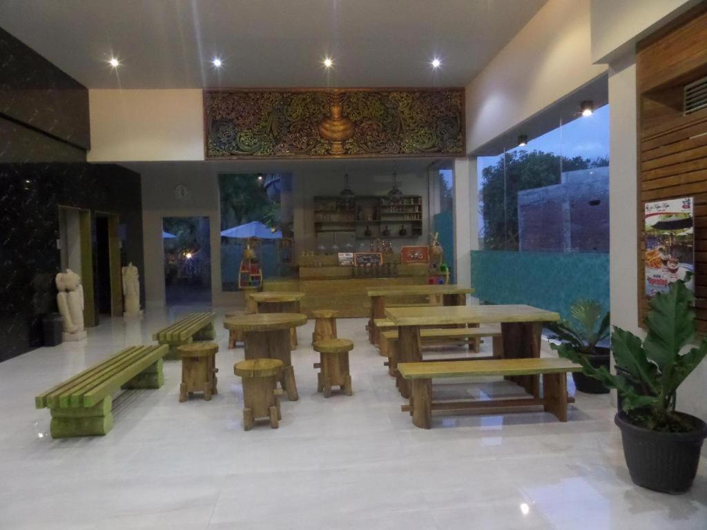 Bukit Daun Hotel And Resort Кедири Екстериор снимка