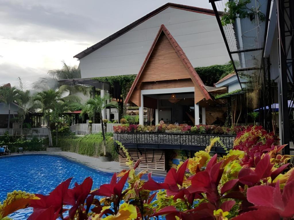 Bukit Daun Hotel And Resort Кедири Екстериор снимка