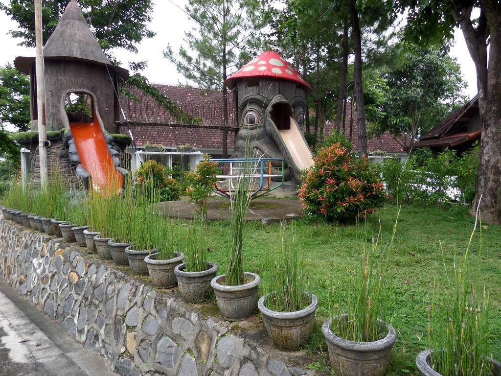 Bukit Daun Hotel And Resort Кедири Екстериор снимка
