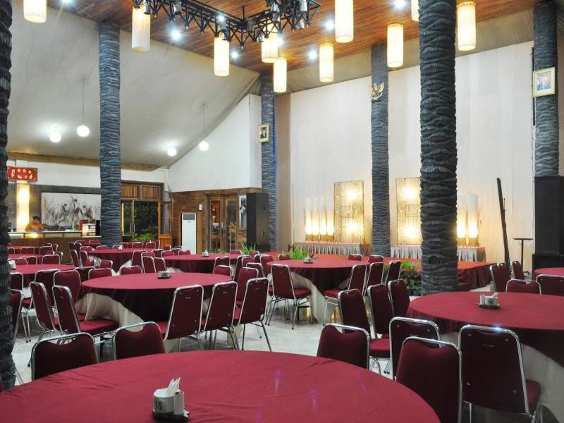 Bukit Daun Hotel And Resort Кедири Екстериор снимка