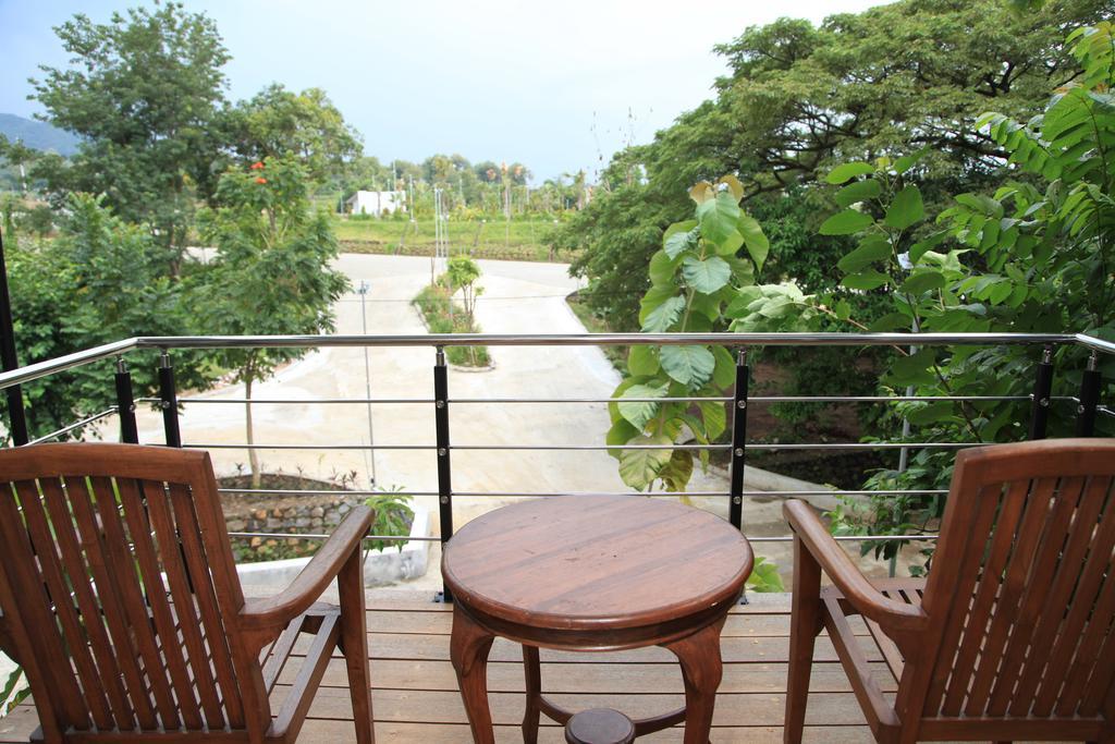 Bukit Daun Hotel And Resort Кедири Екстериор снимка