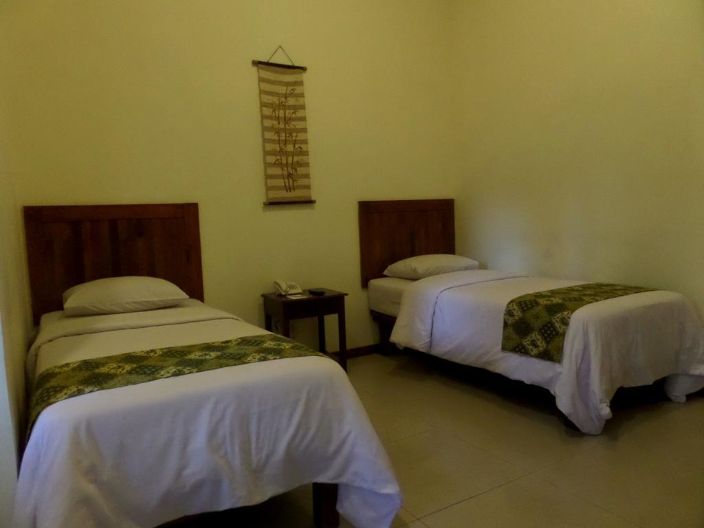 Bukit Daun Hotel And Resort Кедири Екстериор снимка