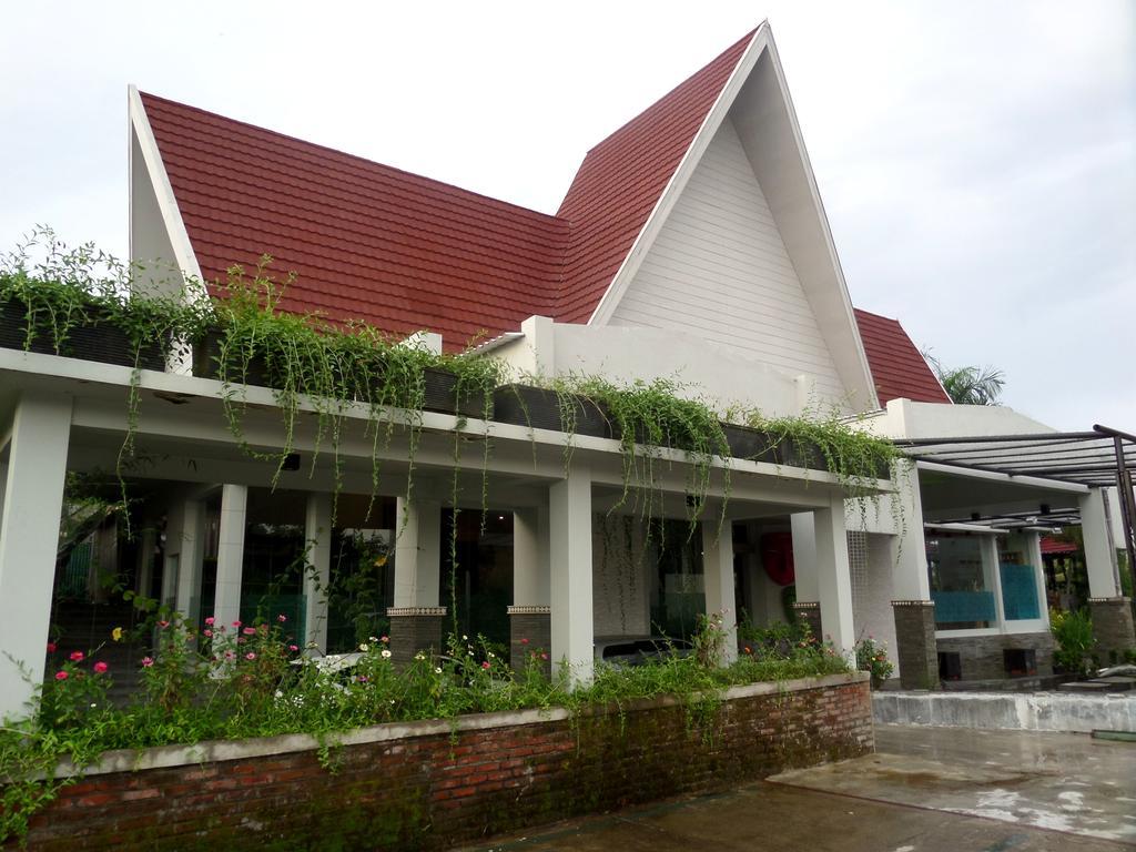 Bukit Daun Hotel And Resort Кедири Екстериор снимка