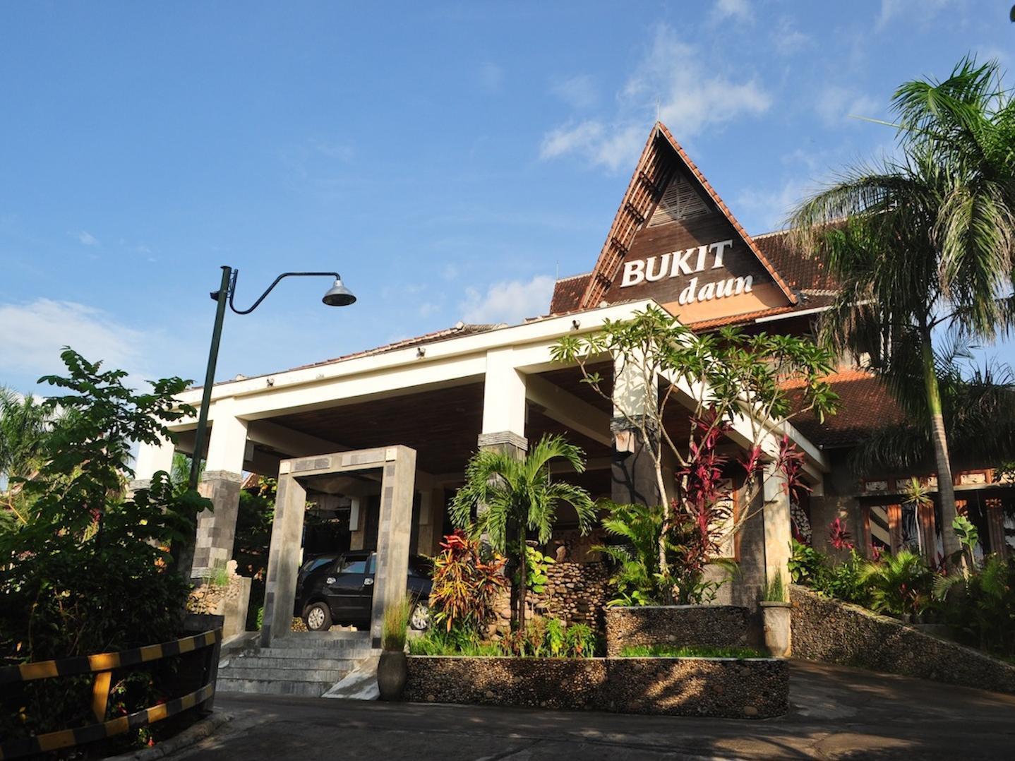 Bukit Daun Hotel And Resort Кедири Екстериор снимка