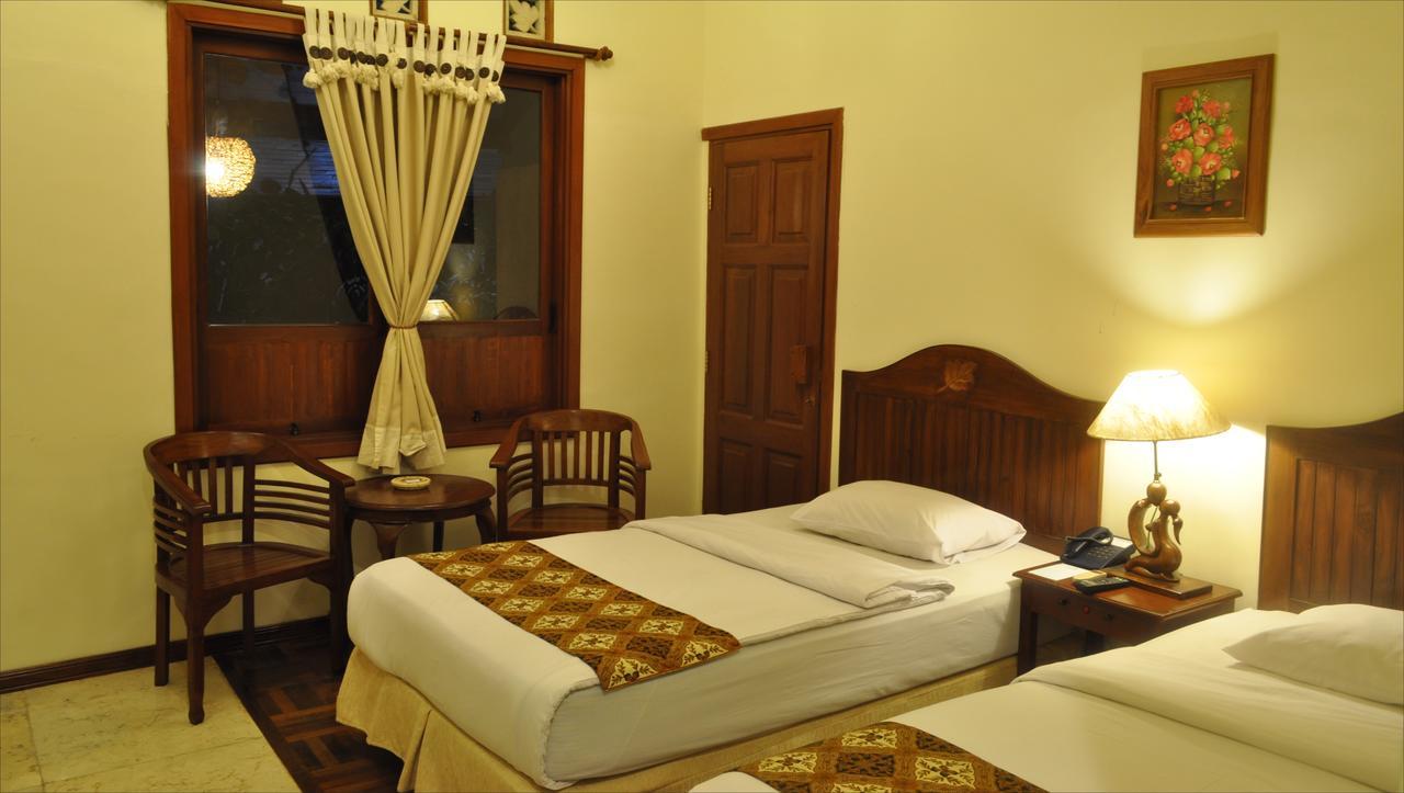 Bukit Daun Hotel And Resort Кедири Екстериор снимка