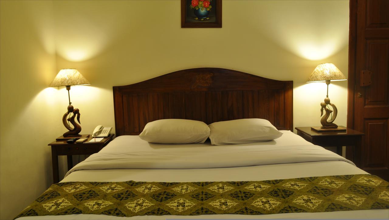 Bukit Daun Hotel And Resort Кедири Екстериор снимка