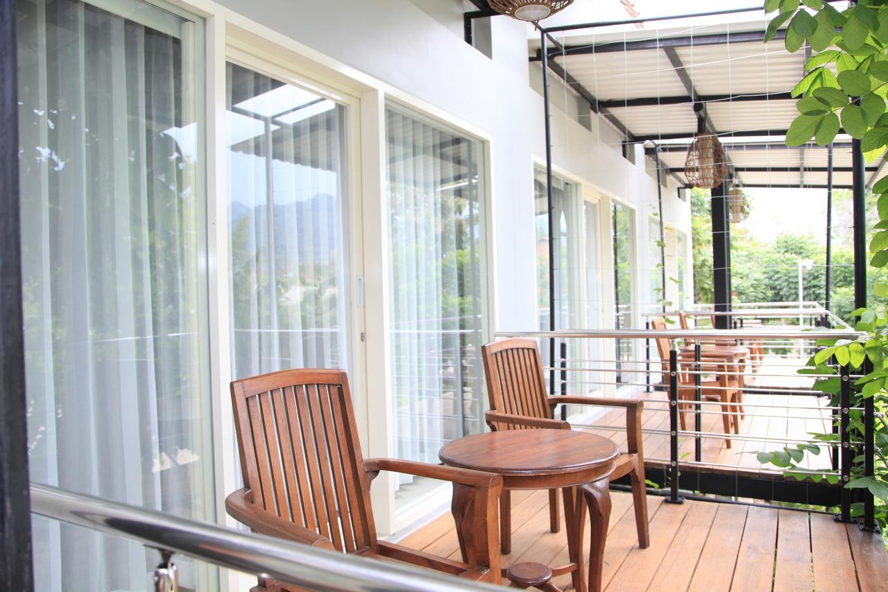Bukit Daun Hotel And Resort Кедири Екстериор снимка
