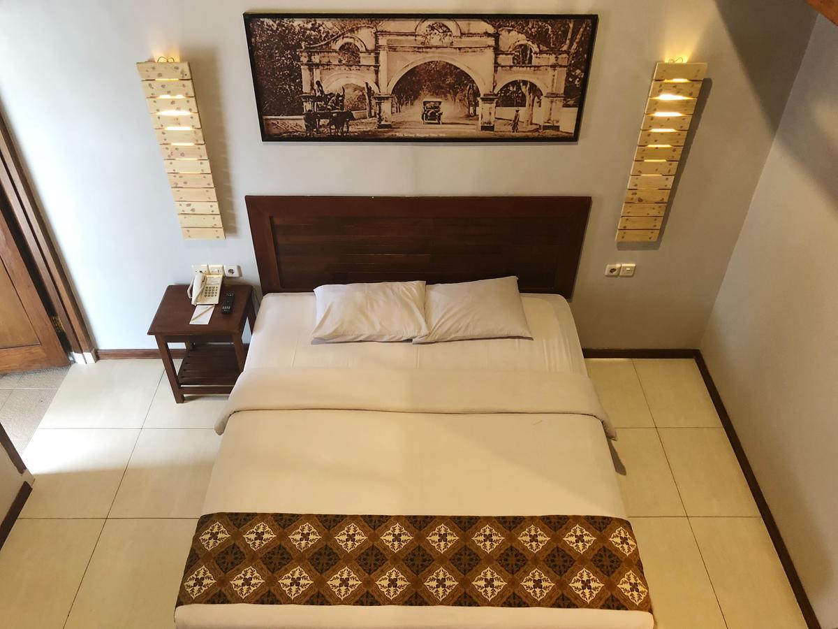 Bukit Daun Hotel And Resort Кедири Екстериор снимка
