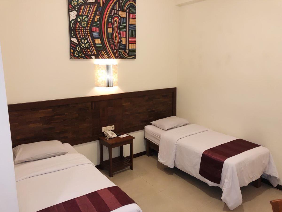 Bukit Daun Hotel And Resort Кедири Екстериор снимка