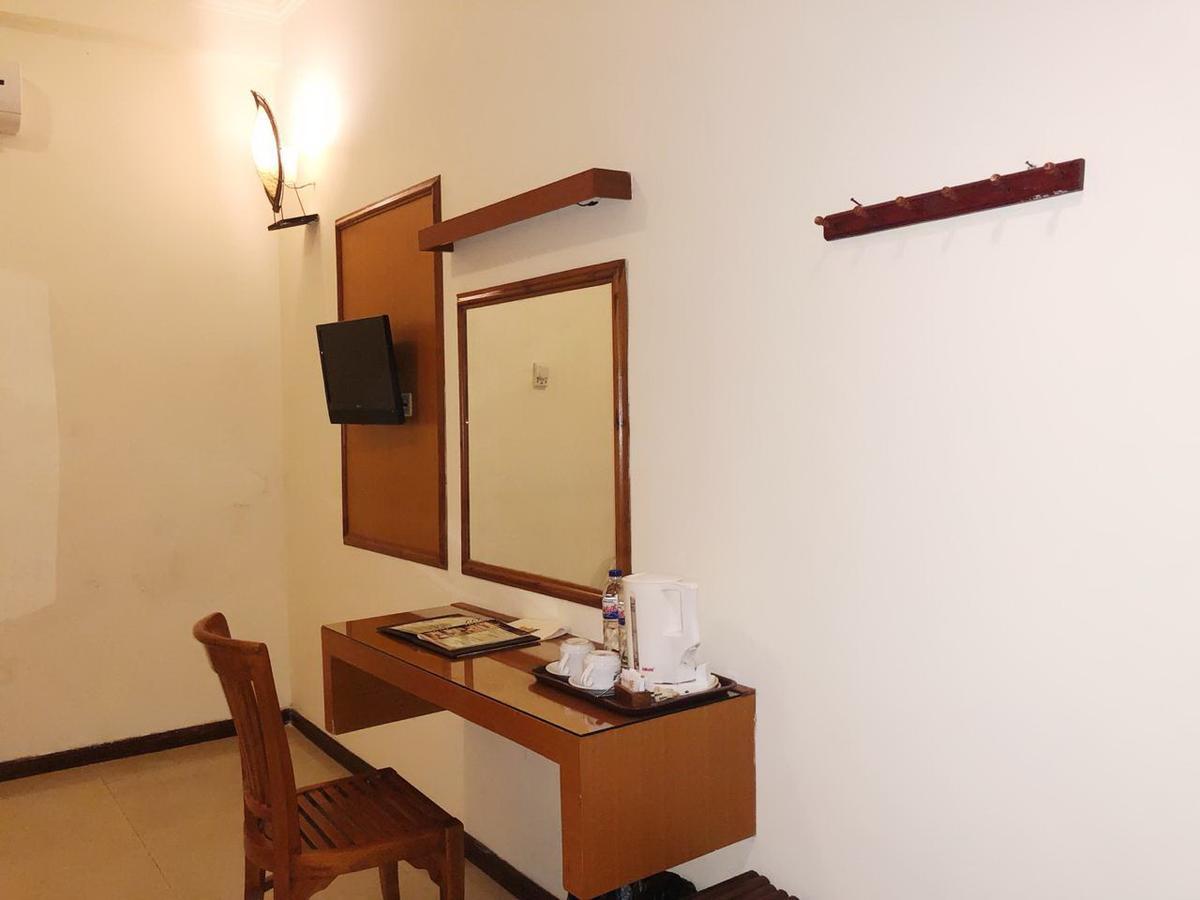 Bukit Daun Hotel And Resort Кедири Екстериор снимка