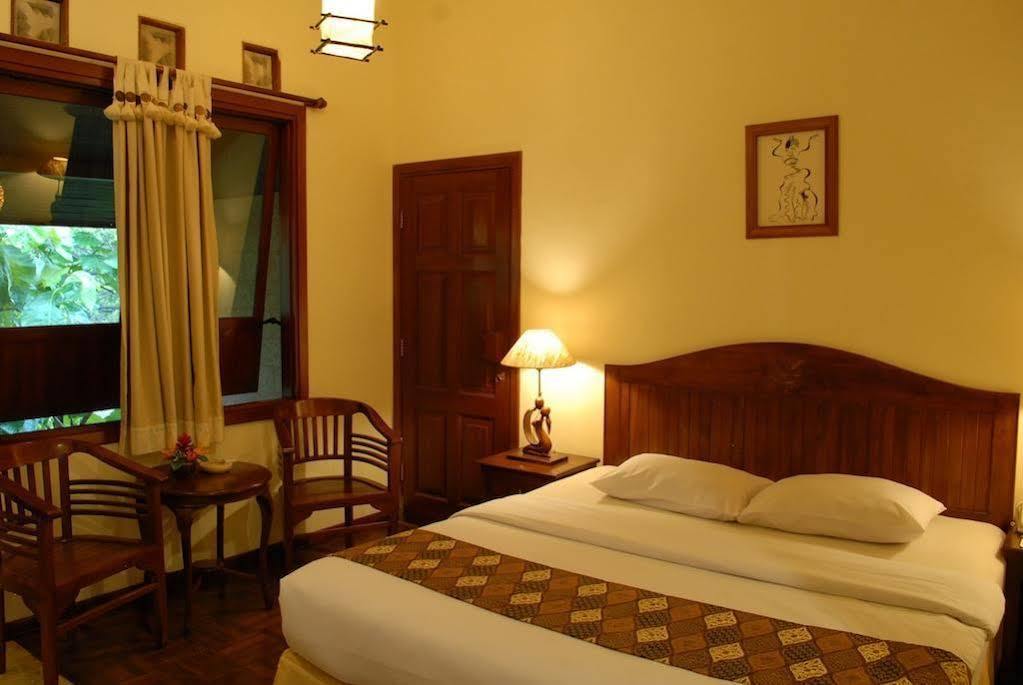Bukit Daun Hotel And Resort Кедири Екстериор снимка
