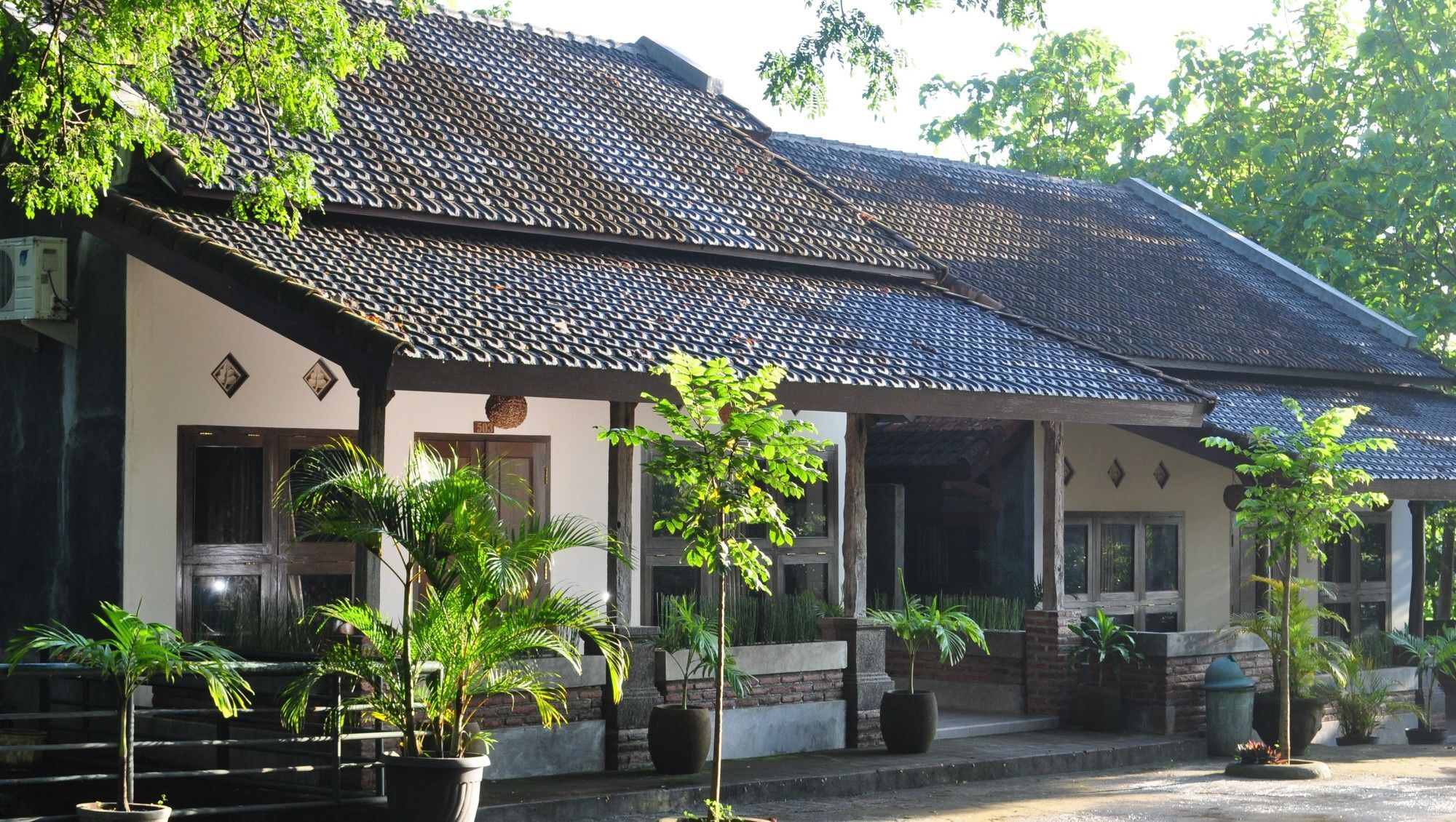 Bukit Daun Hotel And Resort Кедири Екстериор снимка