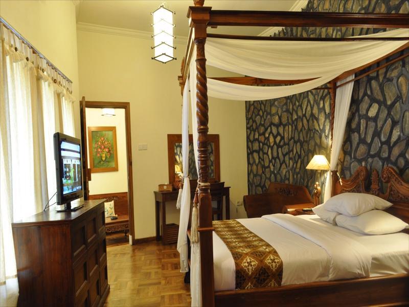 Bukit Daun Hotel And Resort Кедири Екстериор снимка