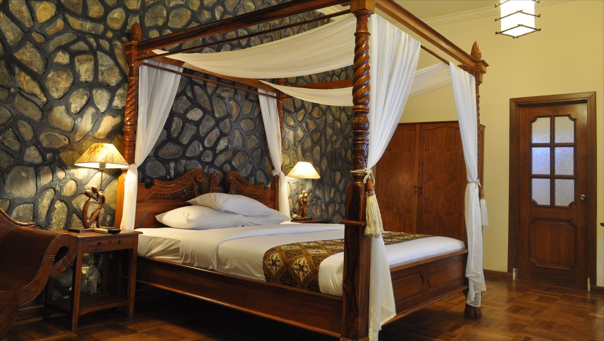 Bukit Daun Hotel And Resort Кедири Екстериор снимка